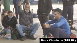 Alberto Mihai Gogu, așteptând la aeroport să plece către un loc de muncă în Germania. Ce i s-a întâmplat la abatorul Toennies vedeți în documentarul video de mai jos.