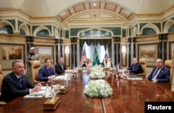 Oficialii americani și ruși la discuțiile care au avut loc la Riad, în Arabia Saudită.