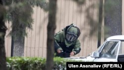 Жардыргыч зат коюлганы тууралуу маалыматты текшерүү - бомба издөө учуру. Бишкек шаары.