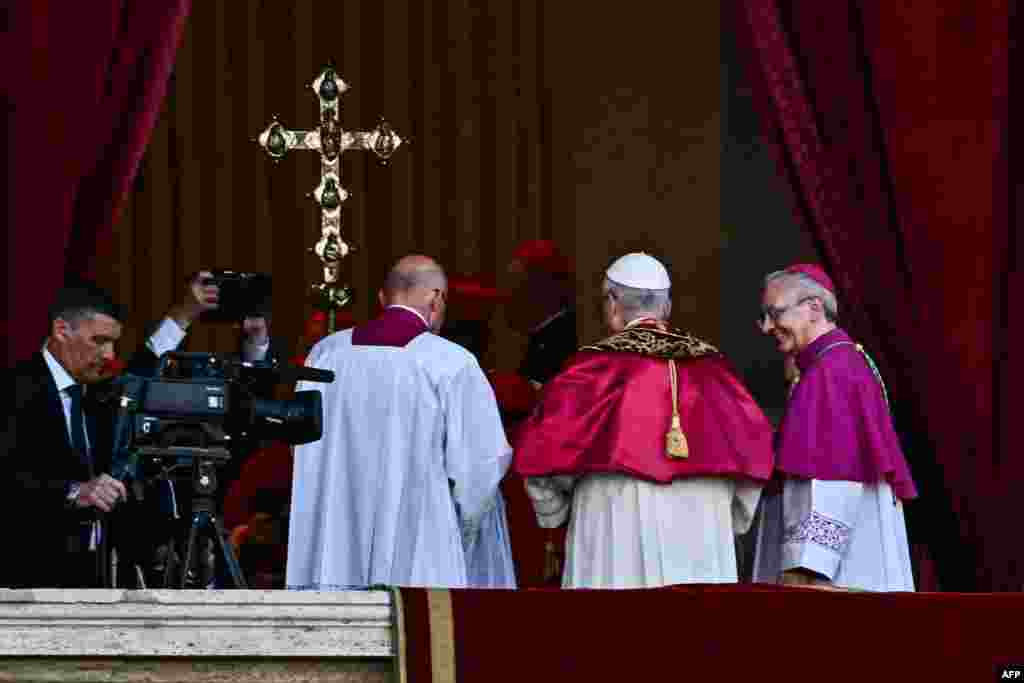 Новы папа пакідае гаўбец базылікі Сьвятога Пятра пасьля звароту да вернікаў у Ватыкане, 8 траўня 2025 году
