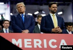 Candidatul republican, fostul președinte al SUA Donald Trump stă alături de candidatul la vicepreședinție J.D. Vance la Convenția Națională Republicană (RNC),16 iulie 2024.
