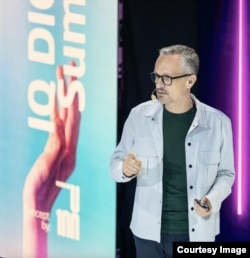 Dragoș Stanca este antreprenor tech, expert media și investitor în digital & tehnologie.