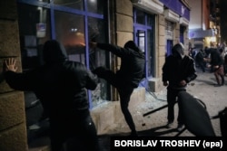 Maksirani mladići razbijaju prozore na stranačkim prostorijama vladajuće partije u Sofiji, 1. decembra 2025.