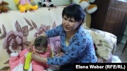 Ирина Онищенко с младшим ребенком в кризисном центре города Темиртау, который предоставил ей временное жилье.  