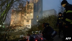 Іграшки та свічки біля зруйнованого російською ракетою будинку в Тернополі, 20 листопада 2025 року