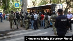 Массовые задержания у здания крымского главка ФСБ России в Симферополе, 4 сентября 2021 года
