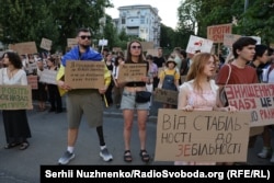 Обігруючи п'яту статтю Конституції, активісти жартома кажуть, що «джерелом влади в Україні є люди з картонками»