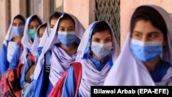 د پېښور په يو کالج کې زده کونکې ټولګي ته روانې دي ـ پخوانی انځور.