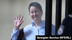 ჟურნალისტი მზია ამაღლობელი სამ თვეზე მეტია, წინასწარ პატიმრობაშია. მას ოთხიდან შვიდ წლამდე პატიმრობა ემუქრება პოლიციელისთვის სილის გაწვნის გამო.