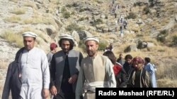 په نيول شویو کې حاجي عبدالصمد هم دی چې په دې تصوير کې له ښې اړخه لومړۍ کس دی. پخوانی انځور