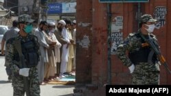 Жабык мечиттин сыртында намаз окуп жатышкан адамдар. 10-апрель, 2020-жыл. Пешавар.
