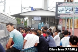 Қазақстан мен Өзбекстан арасындағы "Жібек жолы" кеден бекеті. Азаттық архивіндегі фото