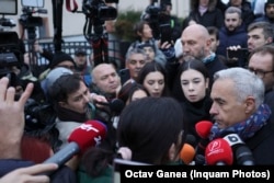 Sorin Chirigiu, fost colonel MAPN, apare alături de Călin Georgescu la Mogoșoaia, acolo unde fostul candidat a mers în ziua turului II al alegerilor prezidențiale, încercând să voteze.