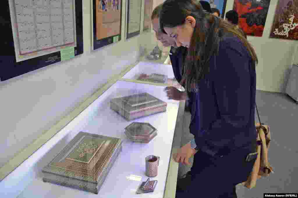 Бұл жерге парсылардың ежелден келе жатқан "Хатам" әдісімен ағаштан жасалған жазбаша заттар қойылған. Мұндағы бұйымдарға жұп-жұқа ағаштан, сүйектен немесе металдан істелген түрлі заттар жапсырып, өте күрделі геометриялық ою-өрнек түрінде безендірген