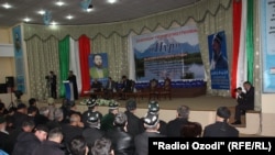 Täjigistanyň Yslam galkynyş partiýasynyň (TYGP) maslahaty. Duşenbe, 2015-nji ýylyň 12-nji marty.