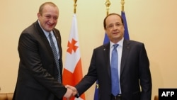 Georgian President Giorgi Margvelachvili (left) with French President Francois Hollande at the EUs Eastern Partnership summit in Vilnius on November 29.