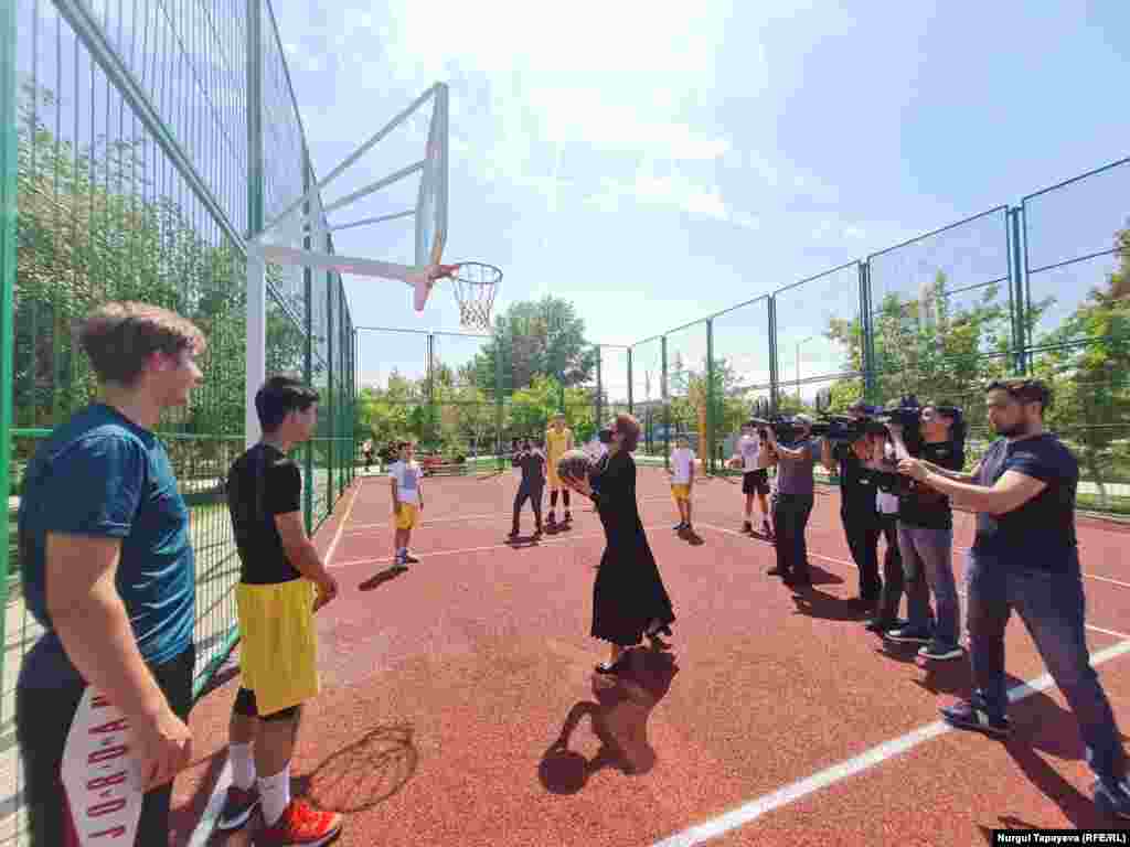 Билы ақпанның басында Ұлыбритания парламенті депутаты&nbsp;Маргарет Ходж Қазақстандағы байлықтың басым бөлігі бұрынғы президент Нұрсұлтан Назарбаевқа жақын санаулы адамдарға тиесілі екенін, олардың халқын тонап байығанын мәлімдеп, британ сыртқы істер министрлігінен "клептократтарға" санкция салуды сұрады. Ходж аты-жөнін атаған&nbsp;28 адамның арасында Дариға Назарбаева да бар. Ходждың сөзі Қазақстан қоғамында да қызу талқыланды. Алайда Дариға Назарбаева және өзге адамдар әлі күнге дейін ешқандай пікір білдірген жоқ. Суретте: Мәжіліс депутаты Дариға Назарбаева Нұр-Сұлтанда әкесінің аты берілген саябақта балалар алаңын ашу шарасы кезінде доп лақтырып тұр. 27 мамыр 2021 жыл.