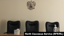 По мнению адвокатов, судья самоустранился от рассмотрения этого дела, не желая брать на себя ответственность за отмену несправедливого приговора