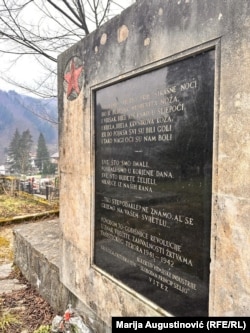 Spomen ploča sa ispisanim stihovima poeme "Jama".
