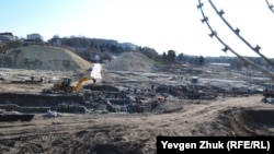 Археологічні розкопки за допомогою бульдозерів у Севастополі на території Південного передмістя Херсонеса, початок лютого 2022 року