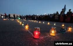 Всеукраїнська акція "Запали свічку" в пам'ять про жертв Голодомору у Харкові.