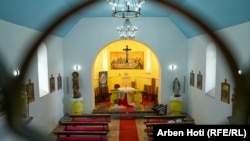 Brenda kishës katolike në Brus.