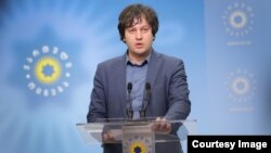 Попри те, що спікер був присутній при тому, як зачитували його заяву про відставку, своє рішення він не коментував