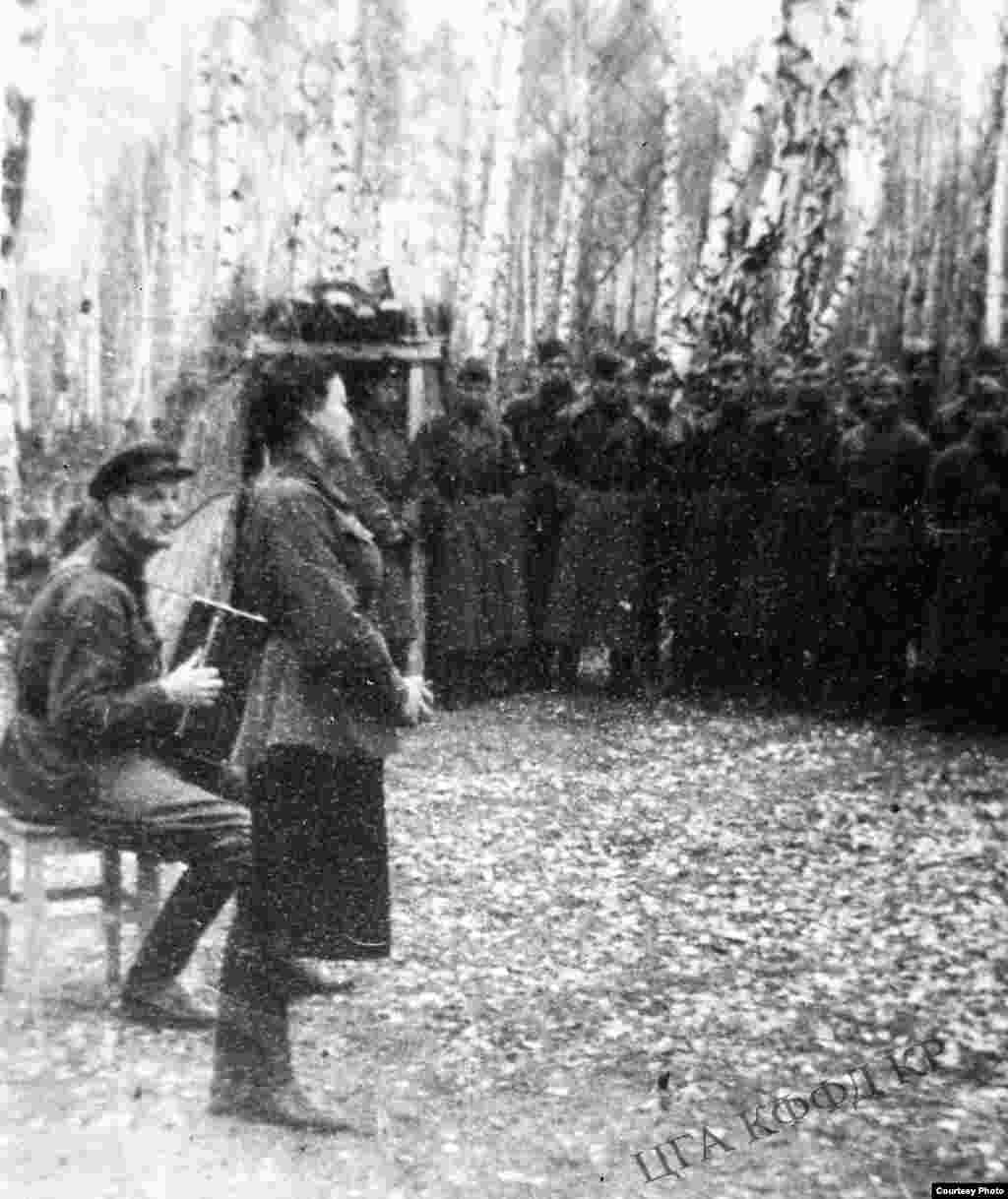 Кыргыз мамлекеттик опера жана балет театрынын артисти, СССРдин Эл артисти Сайра Кийизбаева фронтто "Алымкан" ырын ырдап жаткан учуру. 1942-жыл&nbsp;