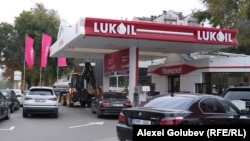 Stație Lukoil în centrul Chișinăului. Aproximativ 45% din motorina consumată în R. Moldova este importată de Lukoil-Moldova