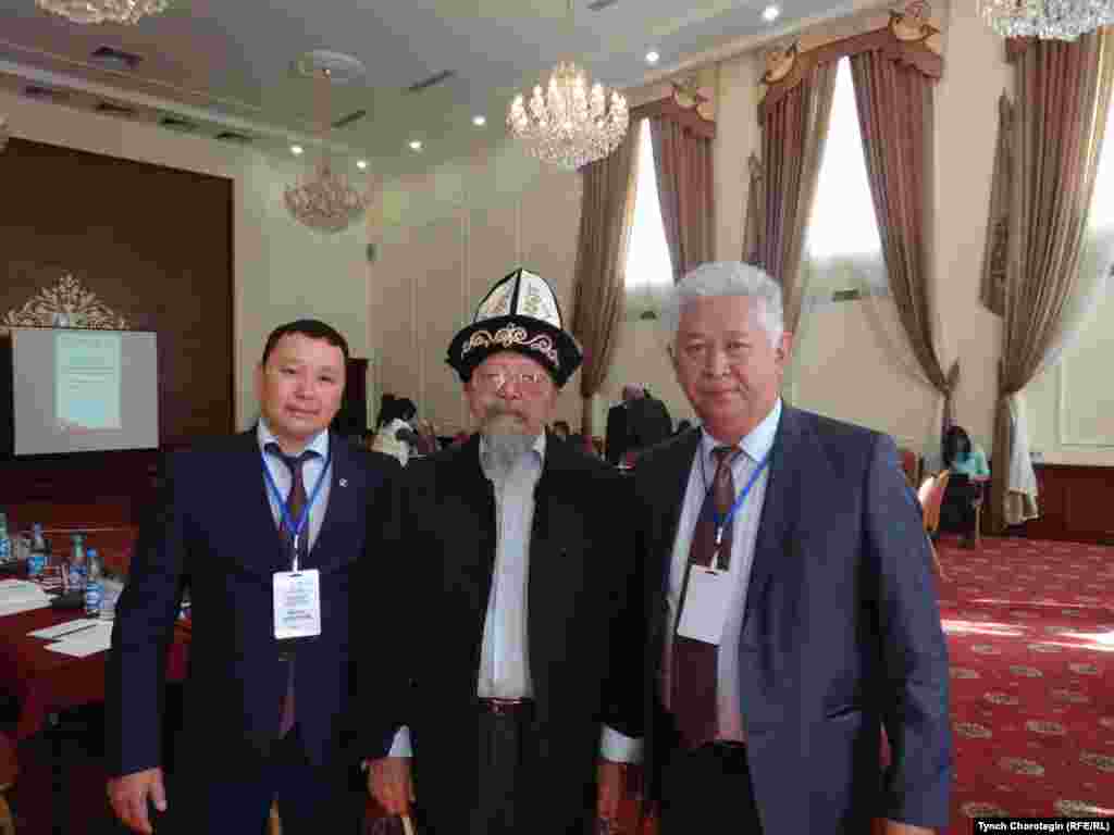 "Сталиндик репрессиянын күнөөсүз курмандыктары элдин эсинде" аттуу эл аралык илимий жыйында. Солдон - Ж.Дүйшеев (Эл аралык университеттин профессору, Жалал-Абат), Т.Тургуналы (И.Арабаев атындагы КМУнун Манас таануу институтунун директору), К.Молдокасымов ("Мурас" фондунун жетекчиси). 08.11.2017.