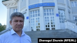 Адвокат Агысбек Толегенов перед зданием Актюбинского областного суда. 22 мая 2018 года.