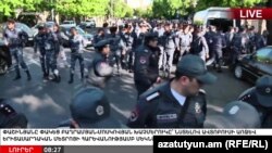 Полиция выставила кордон на проспекте Баграмяна, где расположено здание парламента Армении, 16 апреля 2018 г.  