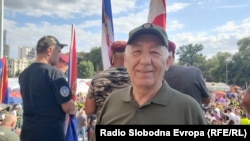 Goran Radosavlljeviq Guri, ish-komandant i Xhandarmërisë Serbe në një tubim pro-regjimit para Parlamentit Serb, qershor 2025.