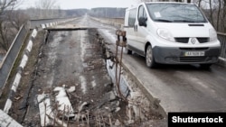 Зруйнований міст у Луганській області. Березень 2015 року. Ілюстраційне фото (©Shutterstock)