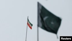 Karachi, Pakistan - Drapele pe sediul Consulatului General al Iranului din regiunea Sindh (REUTERS/Akhtar Soomro)