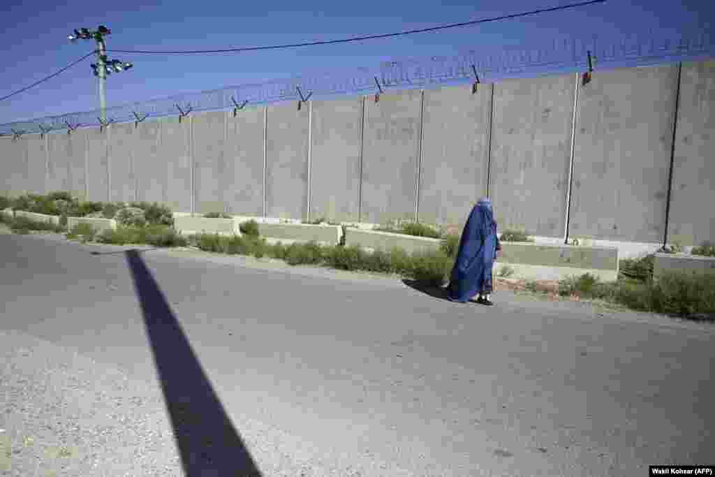 Паранжа кийген аял Баграмдагы АКШнын мурдагы аскердик базасынын жанынан өтүп бара жатат. 1-июль, 2021-жыл. Паранжа же бурка аялдын тулку боюн жапкан кийим. Көздүн тушунда гана атайын торчо тигилген.