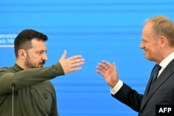 Президент України Володимир Зеленський і прем'єр-міністр Польщі Дональд Туск потиснули один одному руки у Варшаві, Польща, 8 липня 2024 року