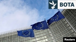 Flamuj të BE-së pranë selisë së Komisionit Evropian në Bruksel.