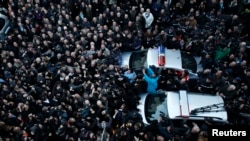 დაპირისპირება ეროვნულ ბიბლიოთეკასთან