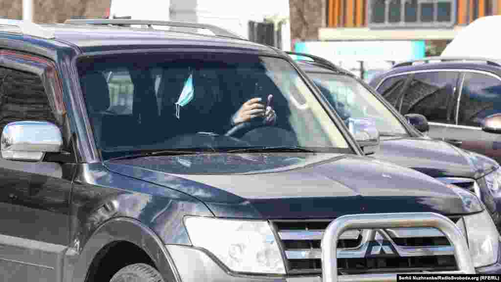 Водій у заторі на проспекті Перемоги дивиться у свій мобільний телефон