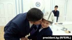 Сооронбай Жээнбеков Дача-Су кырсыгында ата-энесинен айрылган баланы кучактап өөп жатат. 15-январь, 2019-жыл.