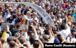 Papa Francisc, în timpul vizitei din România, unde a participat, la Blaj, la beatificarea a șapte episcopi greco-catolici, persecutați politic, în timpul comunismului.