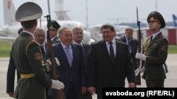 Президента Казахстана Нурсултана Назарбаева встречают в аэропорту в Минске. 26 августа 2014 года.