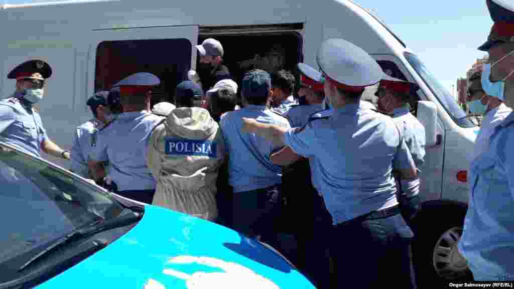 Азаттық тілшісінің хабарлауынша, Қызылордада полиция кем дегенде 30 адамды ұстады.&nbsp; Алаңға беттеген наразылардың қолында "Саяси тұтқындарға бостандық", "Белсенділерді қудалауды тоқтатыңдар", "Бас басына би болған өңшең қиқым, мінеки бұзған жоқ па елдің сиқын?" (Абай Құнанбаевтың өлеңінен үзінді) деген жазуы бар плакат болған.