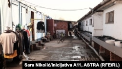 Barake u kojim borave radnici u fabrici u Zrenjaninu