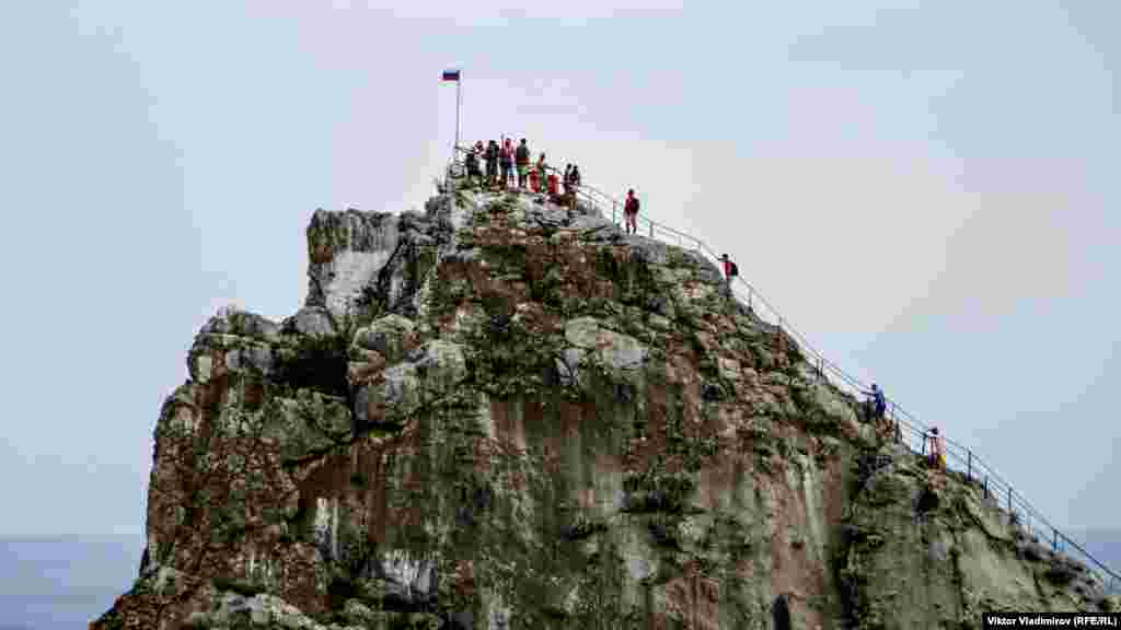 Туристы на вершине скалы Дива ‒&nbsp;одного из главных памятников природы в Симеизе.&nbsp; Как выглядит поселок в момент реконструкции &ndash; в нашей фотогалерее