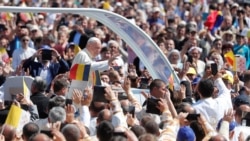 Papa Francisc sosește la Blaj, pe Câmpia Libertății.