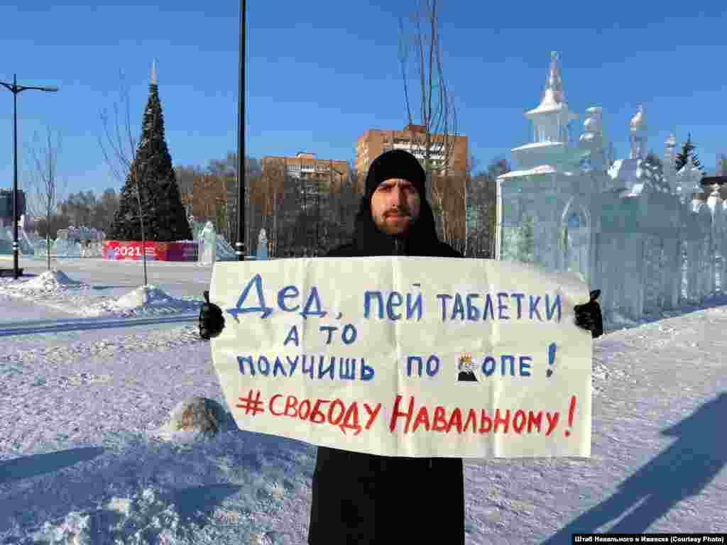 Izhevsk: "Granddad, take your pills or you'll be smacked on the butt! Freedom for Navalny!"