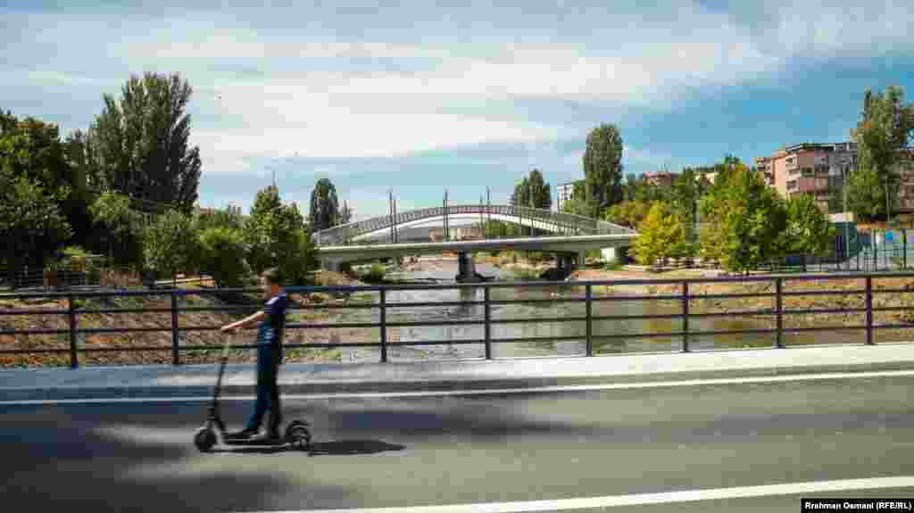 Me vetura, këmbas, me biçikleta e me trotinetë, shumica prej kalimtarëve, shqipfolës, u shprehën të lumtur me vendimin për ta hapur këtë urë.