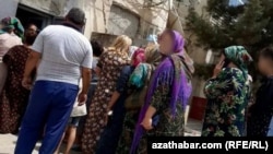 Дүкөндө кезекке тургандар. 